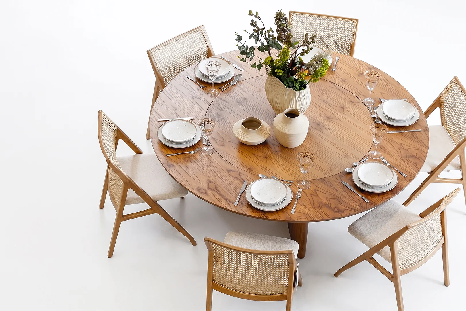 Ambiente de jantar com mobiliário autoral